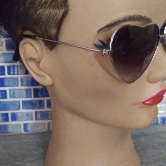 Heart shaped sunglasses - Picture 2 of 2